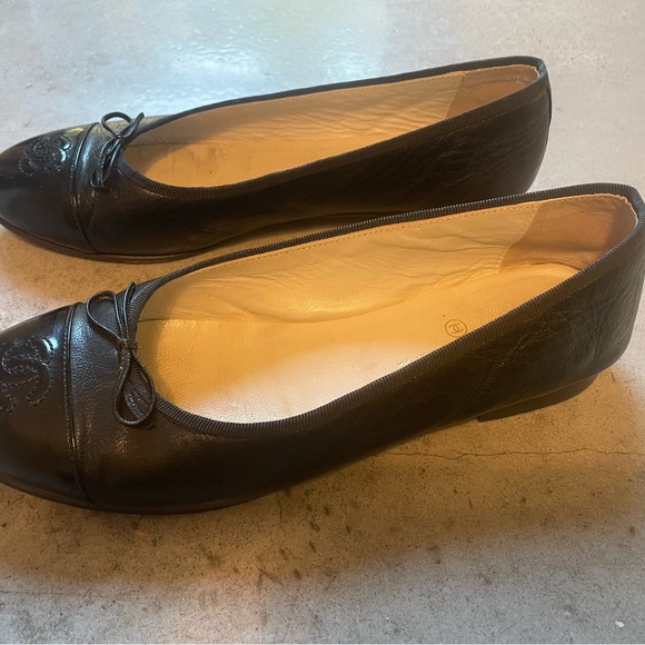 Chanel Ballet Flats Black Leather w/ Patent Toe Size 39 / US 8.5 - Picture 2 of 9